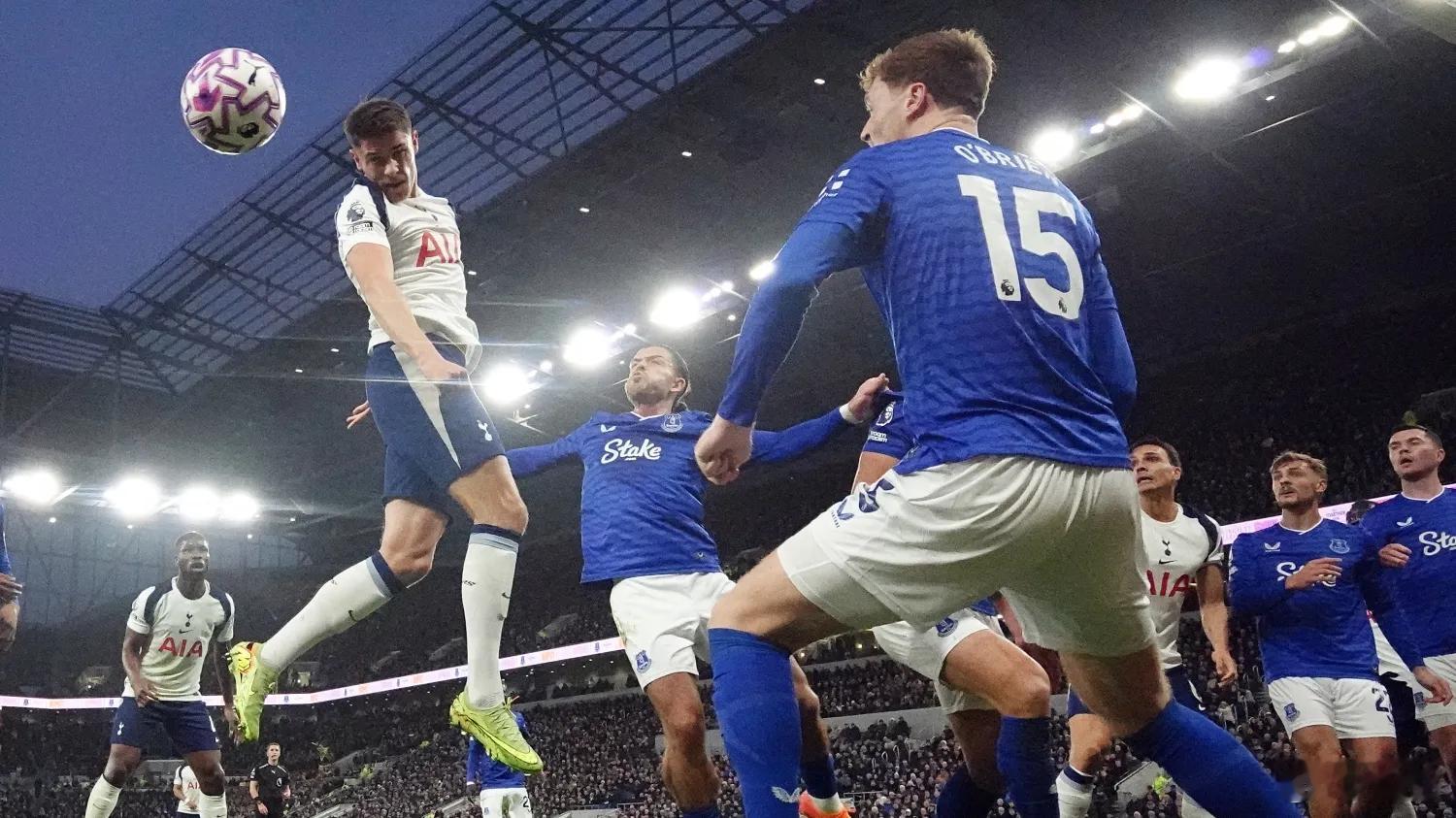 埃弗顿0比3热刺这场比赛看起来不是足球比赛，而是美式足球NFL。两个队的角球都