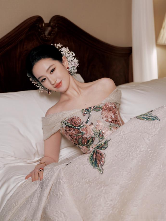 刘亦菲易烊千玺广告合作谁来促成一下刘亦菲易烊千玺合作为什么没人请刘亦菲易烊千