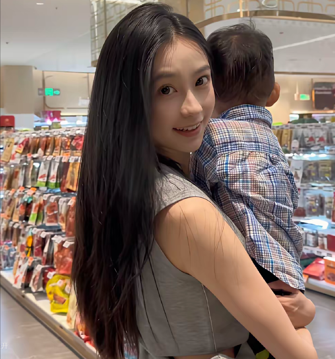 真羡慕邻居美女，每天就抱着儿子到处玩
