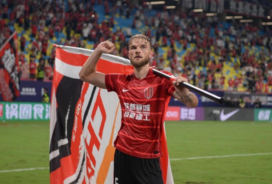 莱切特没去深圳，也不回蓉城，是退役！四川球迷别自作多情了，荷兰人做出这个决定，是