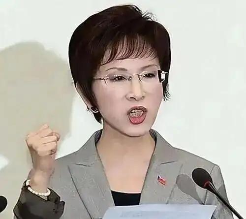 可恨的国民党，不但不表态支持洪秀柱，还与洪秀柱做了切割，扬言洪秀柱来大陆参加93