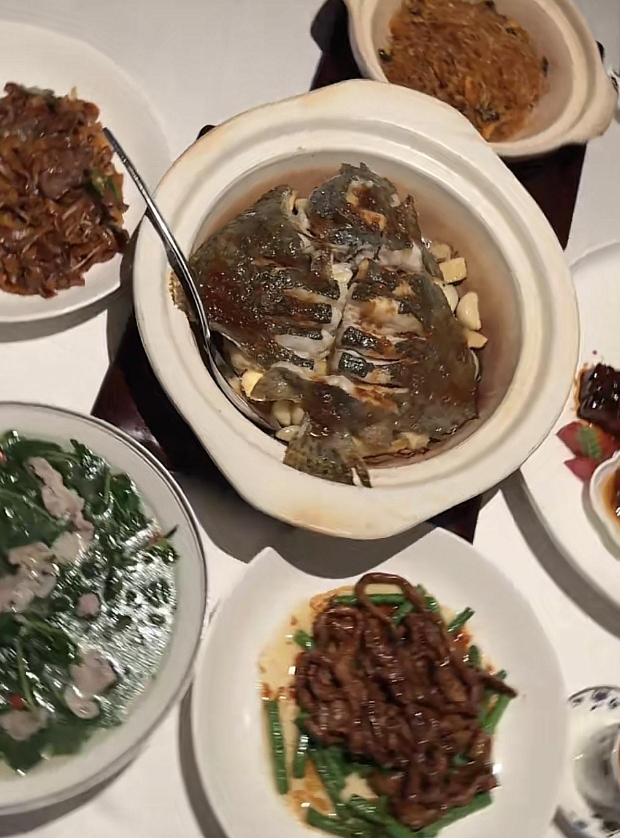 炳胜，一定要说它的高光时刻，那应该是以前广州海印桥脚起家之初。那时是以顺德鱼