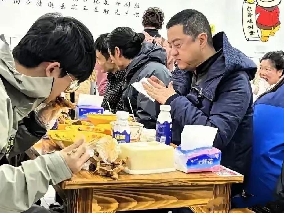 李亚鹏在小店里吃牛肉粉，和顾客拼桌一点没架子，看到这一幕李嫣会心疼吗？李亚鹏