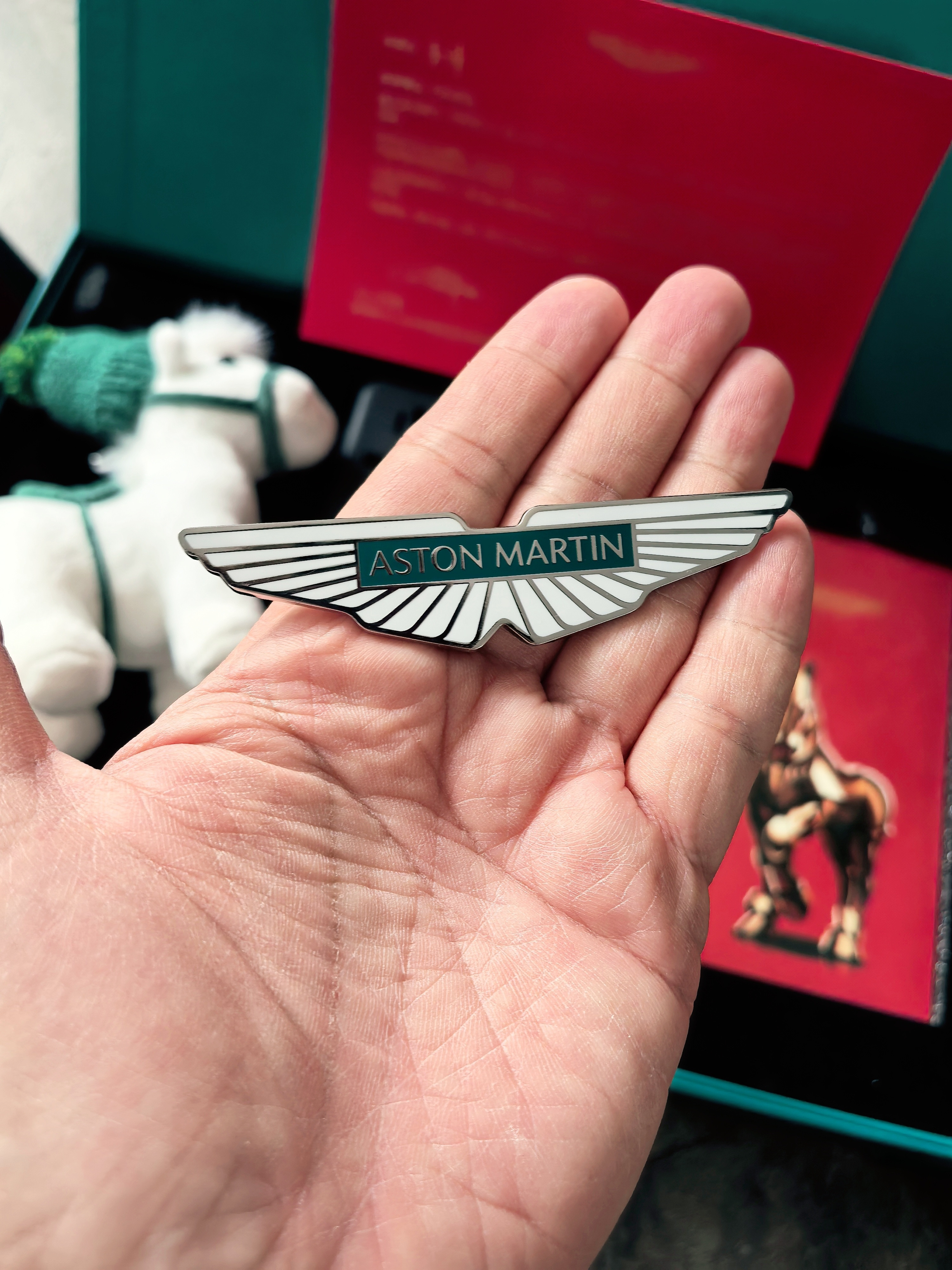 感谢阿斯顿·马丁送来的新春礼盒！非常精美！质感满满！太有爱了！这车标我想想往哪