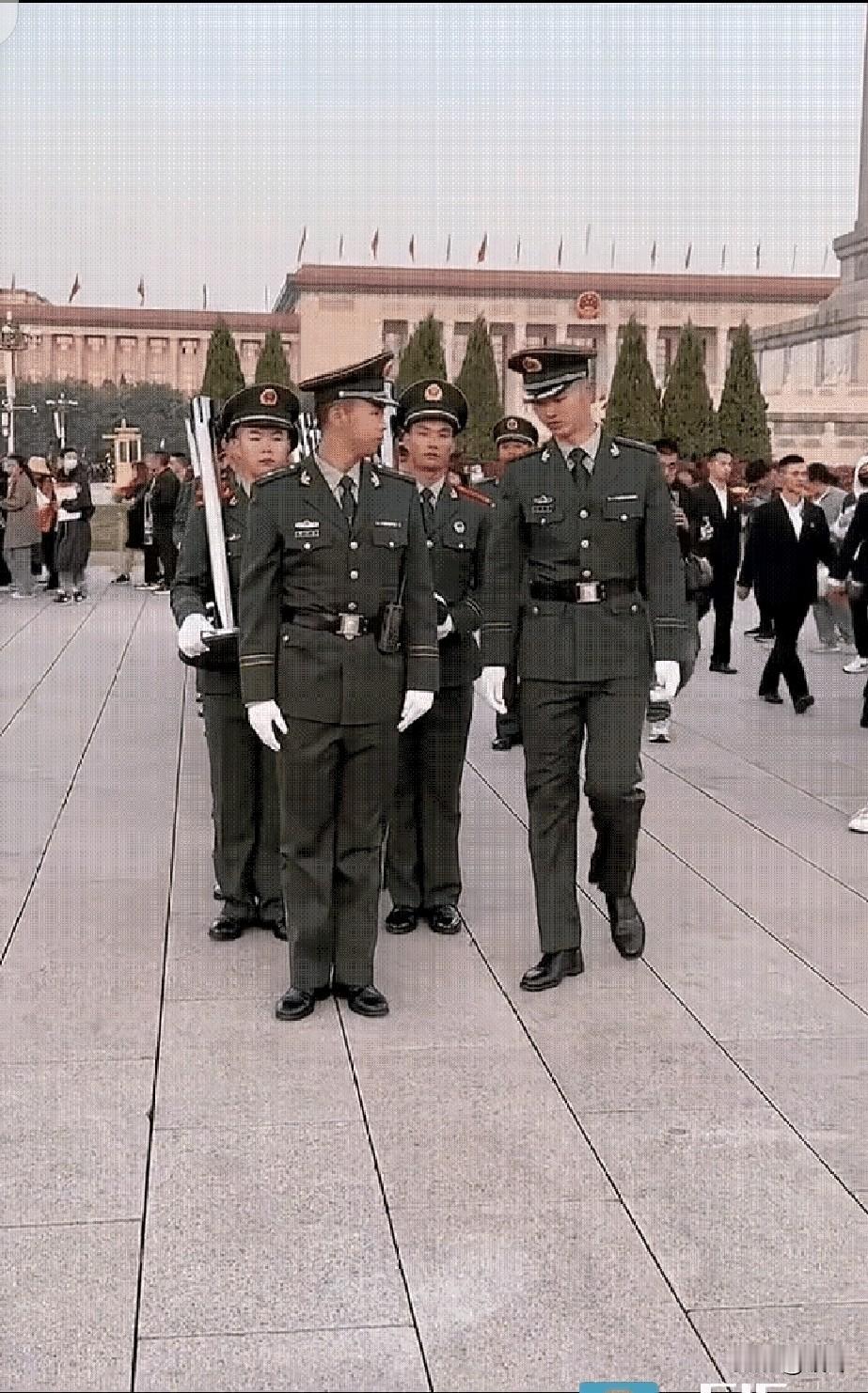 丢人丢到家！战士列队整装待发，大妈突然拦路比耶拍照，战士一脸无奈有苦说不出