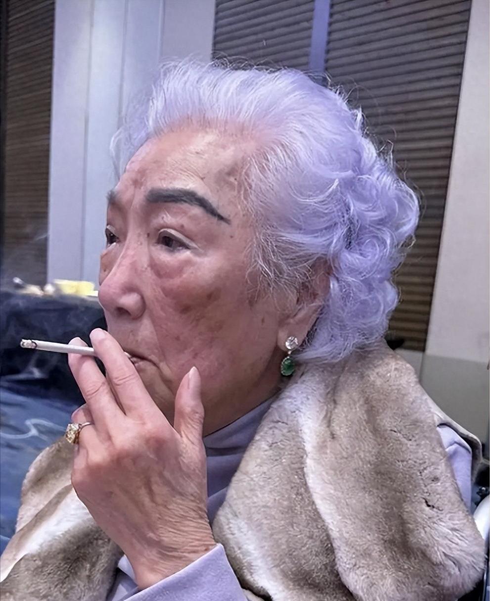 她相貌平平，却击败正房，独占百亿资产，现100岁仍是豪门掌门人。 101岁的