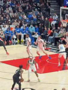 补防信号响了。斯普利特嘶吼着指向底角。克莱在底角。大空位。杨瀚森看到了。