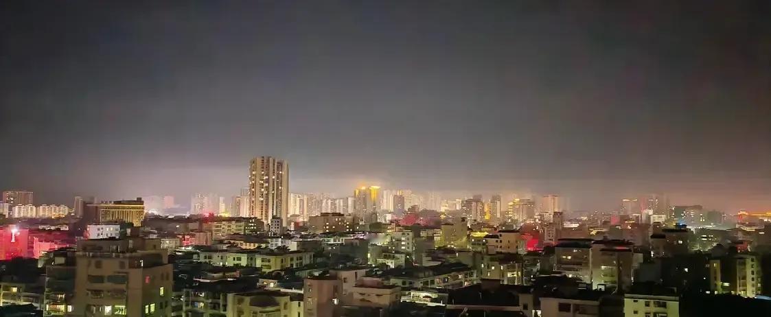 小荞帮邻居三年，旧衣粮油塞满人家柜子，连电费都悄悄垫过。前几天她掐了把青菜回家