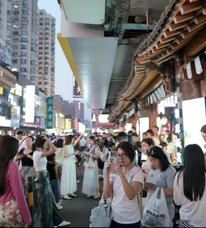 沈阳繁华程度远超东北其他城市不用中街太原街……请战就是沈阳西塔客流量远超其