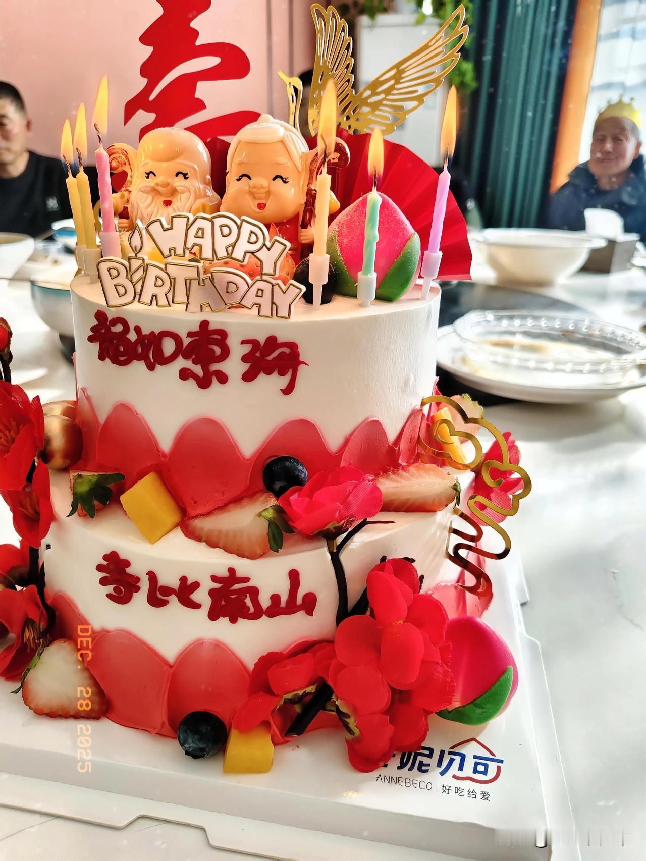 慈祥的父亲寿宴上，双层祝寿蛋糕格外惹眼。奶油裱出的红瓣层层叠叠，缀着鲜甜的草