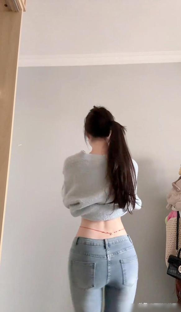 皮肤科门诊里坐着的，全是那些最舍得花钱买精华的“大冤种”。每天往脸上糊三层烟