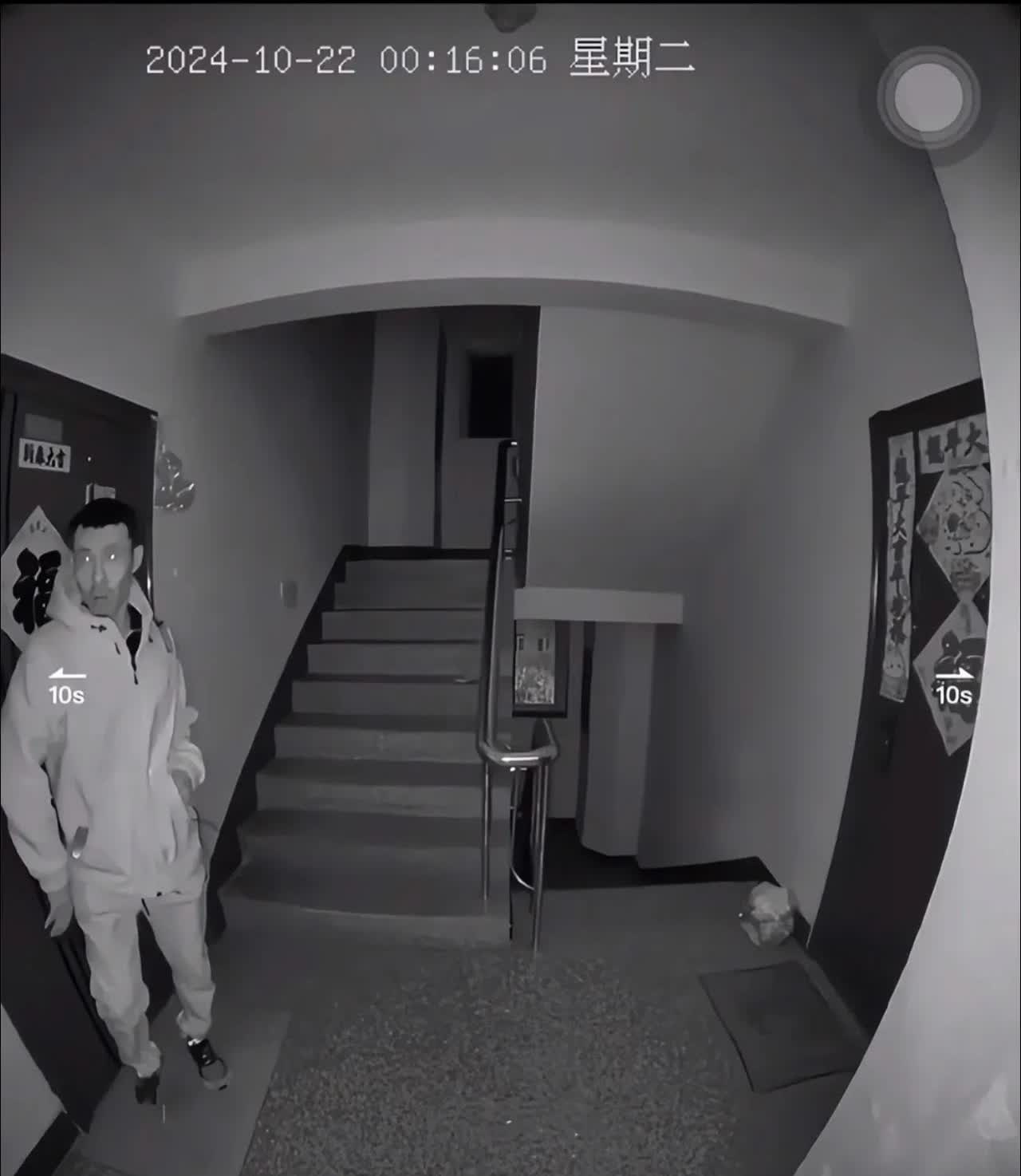 黑龙江一位女子非要夜里独自出门，丈夫只能悄悄尾随，突然一阵惨叫声传来，妻子瞬间倒