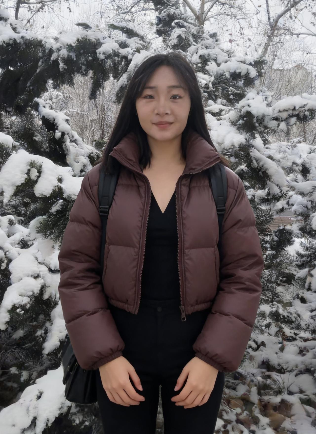 琼枝凝玉屑，倩影立芳丛。衣染胭脂色，眸含秋水瞳。松风梳鬓发，雪意润眉峰。一