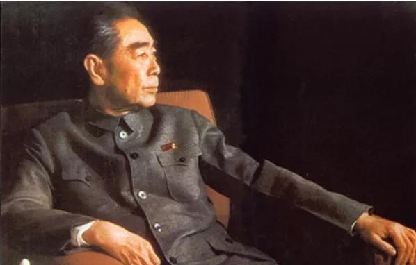 周恩来逝世50年后，再看他为何让人难忘？一张照片里，周恩来站在人民大会堂的讲台上