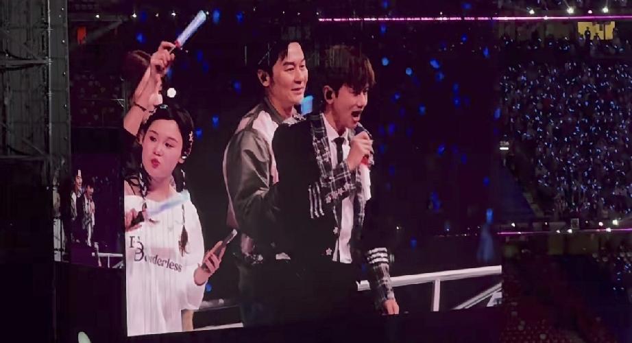 张家齐好尴尬，参加张杰的鸟巢演唱会，被邀请上台站在张杰身旁却被无视了，最后她不好