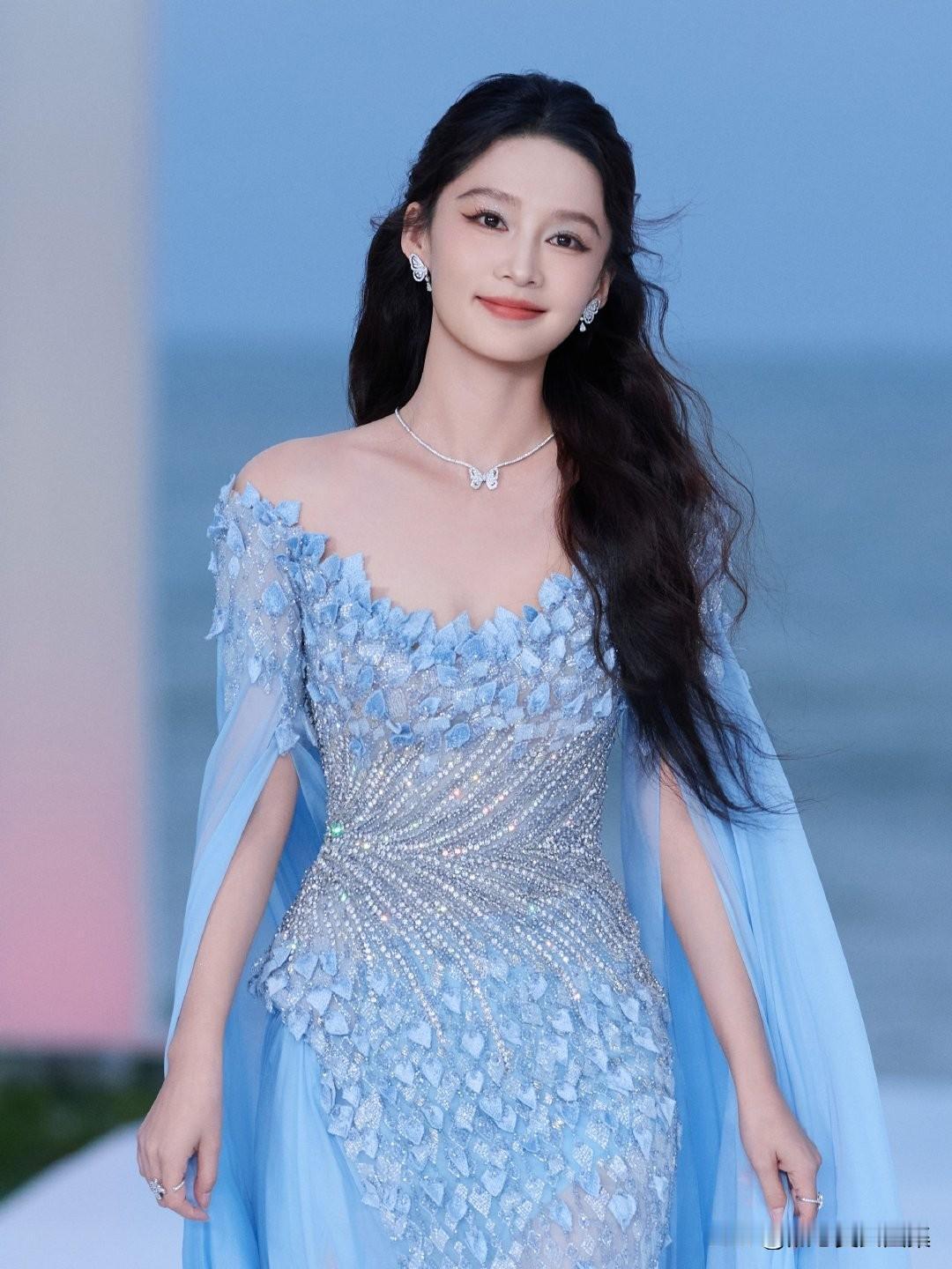 梦幻蓝裙，总能让人联想到海边的优雅女神。就像陈卓璇那组绝美写真大片，她身着蓝裙在