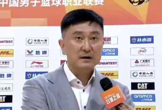 【广东队主教练杜峰接受媒体采访，正面回应焦博乔暂时离队原因。】杜峰说:大家最近对