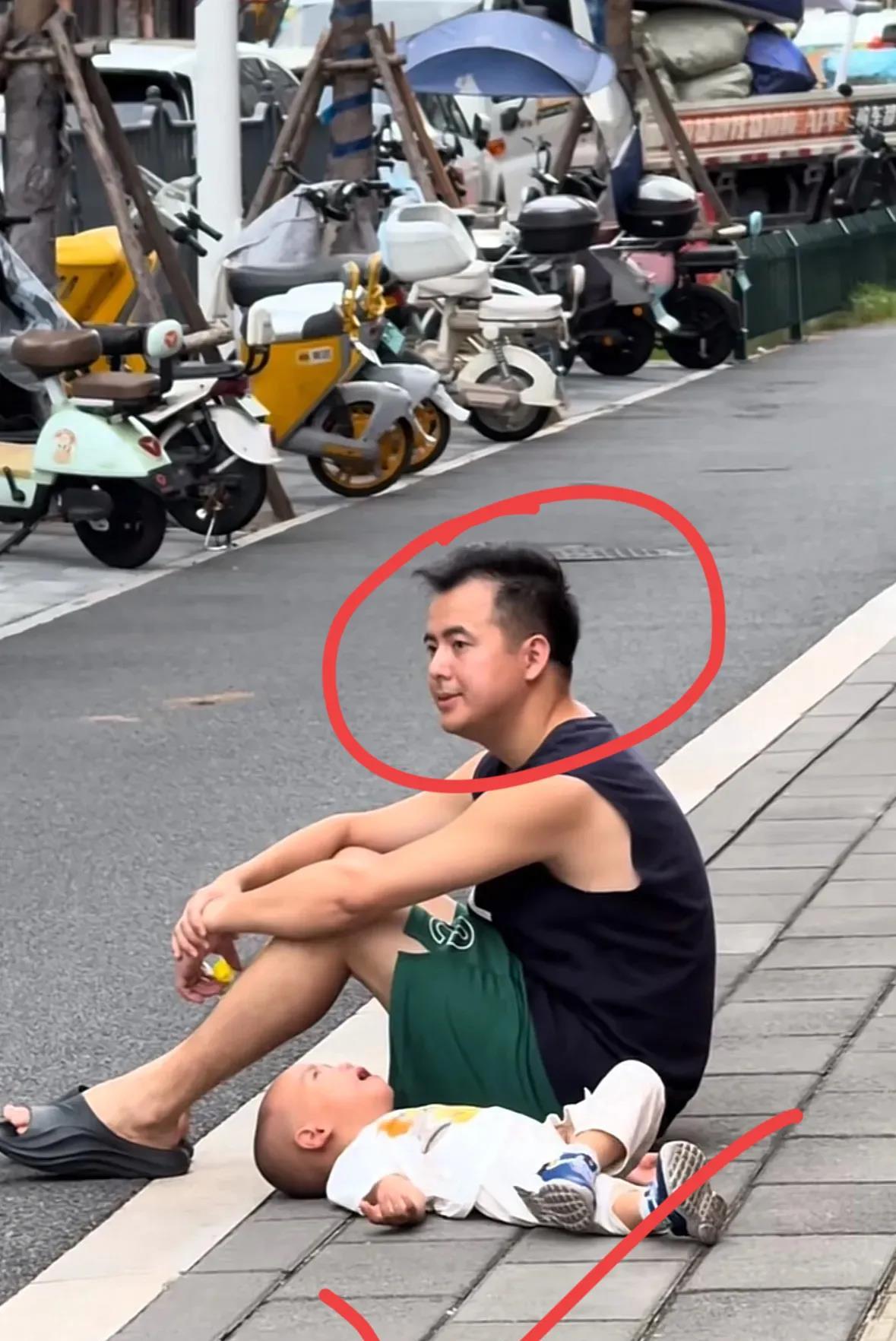 笑不活了！街头这对父子的