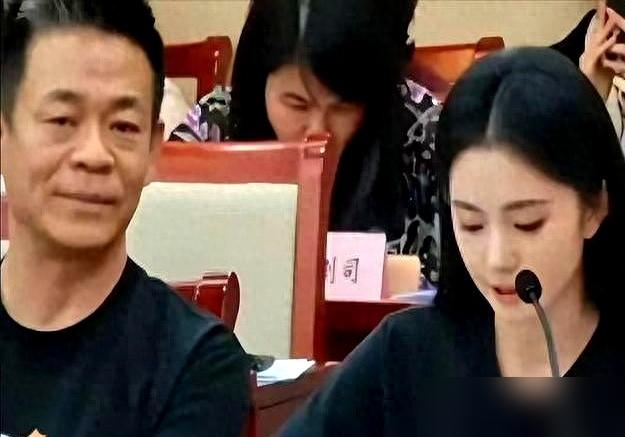 窦骁情商高？别闹了，这不是情商，这是成年人饭局上的基本功。一个公开活动。