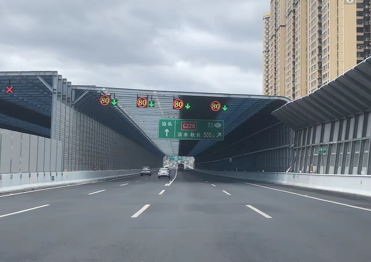 很尴尬的驾驶体验：G15，深汕高速完成了双向8车道的扩建，笔直、弯道半径大、舒适