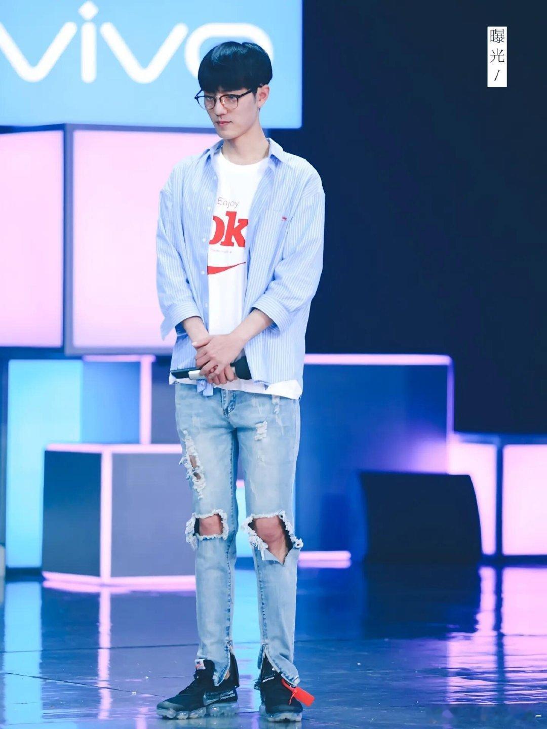 被肖战这个瓜兮兮的发型笑鼠了啊哈哈哈哈