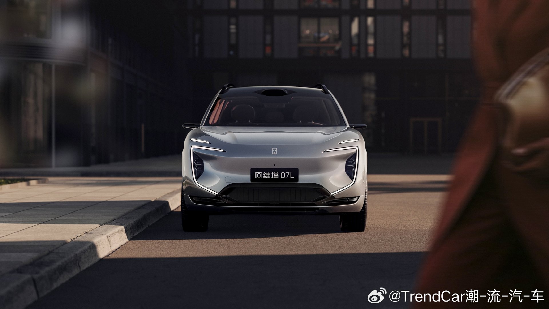 阿维塔07L定位智美大五座豪华SUV，面向时尚家庭，预计三季度上市。**新车承袭