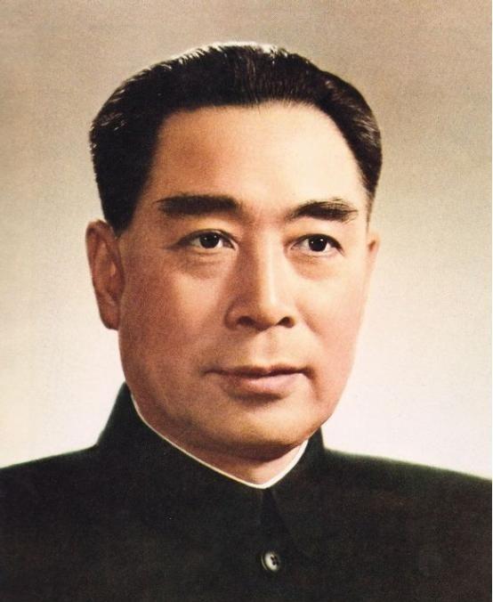 1927年，周恩来被捕。谁料，审讯他的人，是他的学生。他凑近周总理，轻声说：“周