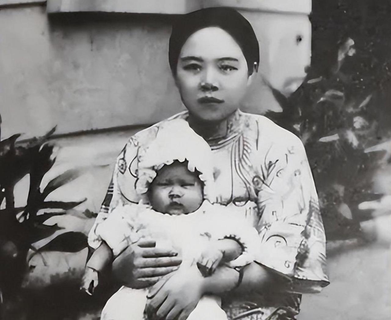 一个女人，一口气给丈夫生了九个孩子，十个孩子里还有一个不是自己亲生的儿子。更
