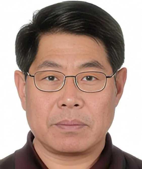 他曾是我国的导弹设计专家，是人人敬仰的高级知识分子。但是，他没有守住本心，被间谍