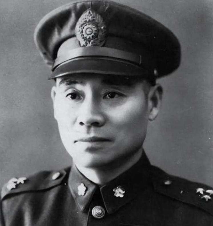 1947年，蒋经国带着侍卫闯入郭汝瑰宅邸时，正撞见他独自坐在饭桌前，两碟素菜，