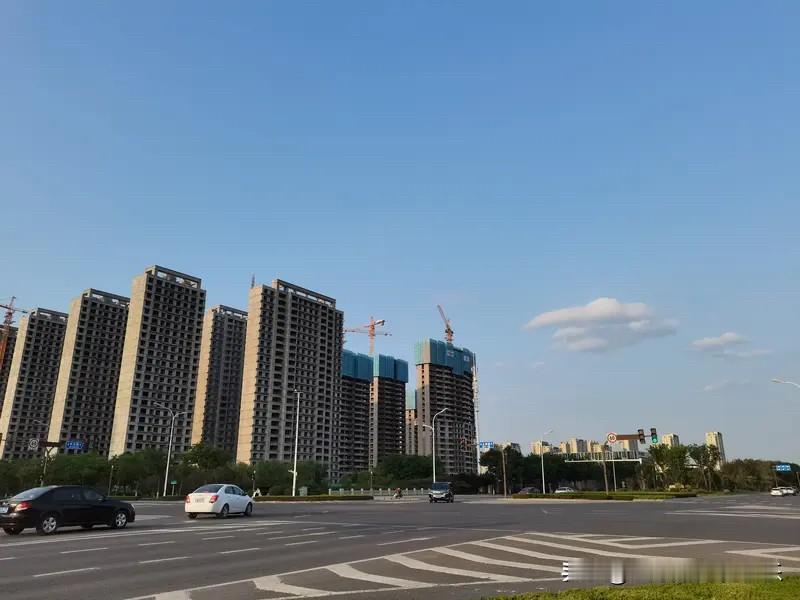 那些在廊坊楼市里面抱着买房挣钱想法的人普遍都亏了。廊坊房价从2017年跌到20