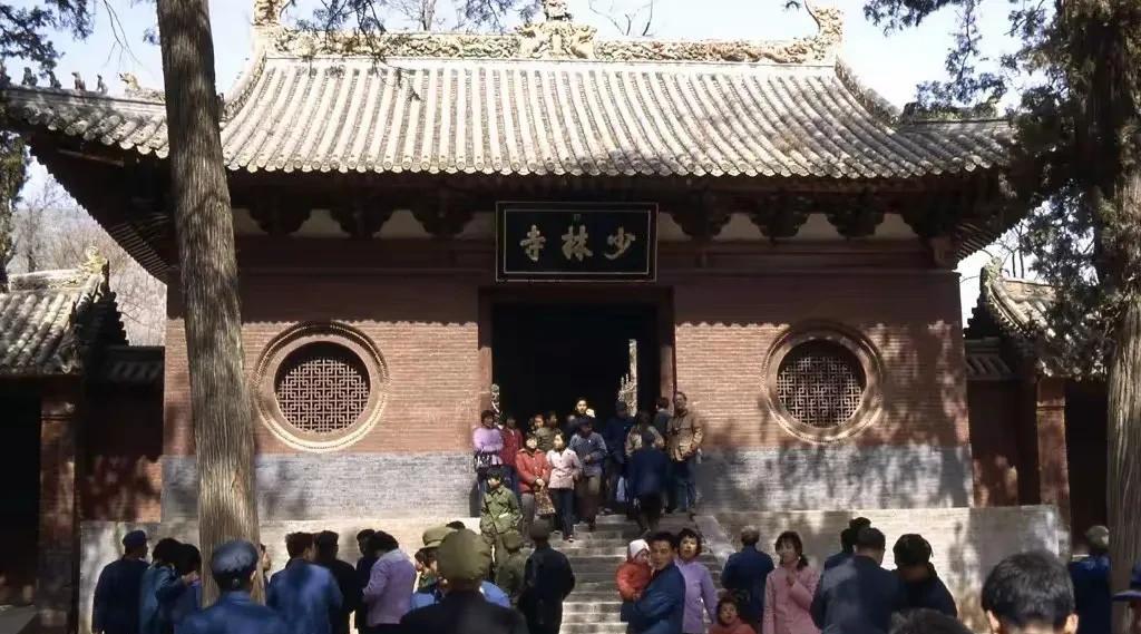 老照片，1983年的河南嵩山少林寺，络绎不绝的游客，熙熙攘攘……其实，之前的少