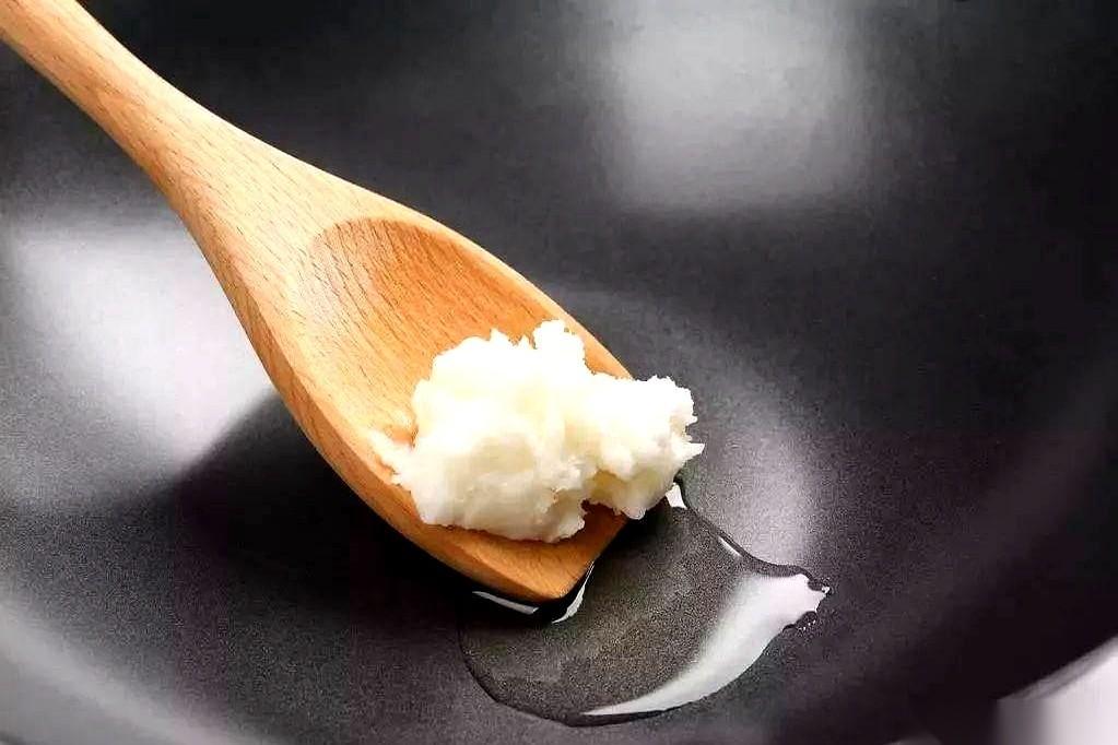 一勺猪油大概5克。一个成年人，一天吃进去的饱和脂肪，最好控制在20克以内。这