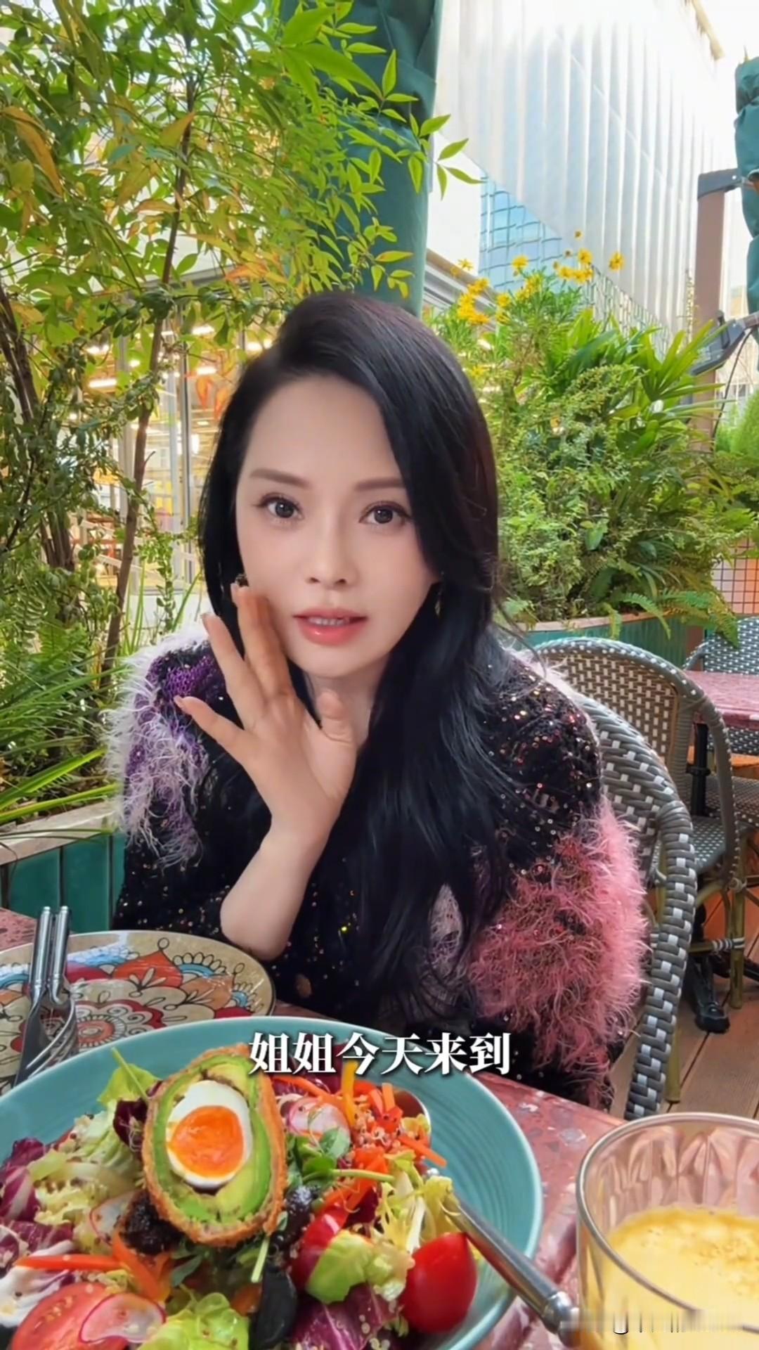 12月21日，著名歌手伊能静更新生活vlog，这次视频中只有她一个人，老公秦昊没