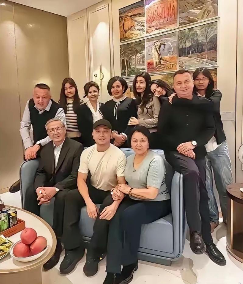 这个世界上最搞不懂得，就是尼格买提的父母了。明明各自都离婚带娃，居然二婚又生了个