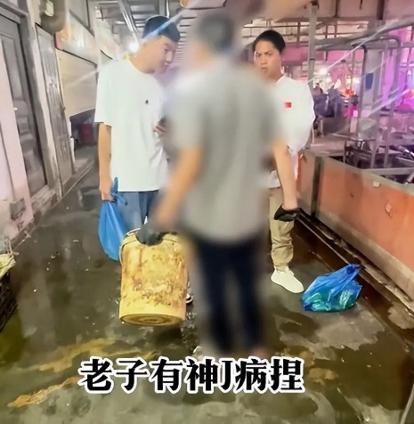 湖南长沙，美食博主暗访某农贸市场，连揭两摊“鬼秤”骗局，小龙虾秤按按键少三斤，活