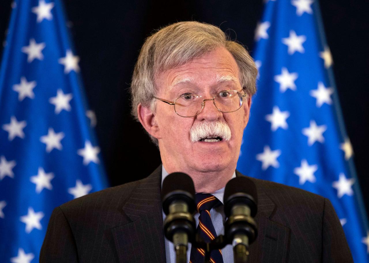 美国前安全顾问博尔顿说：“对美国而言，明智的做法是坚持军事行动。”他觉得威胁到