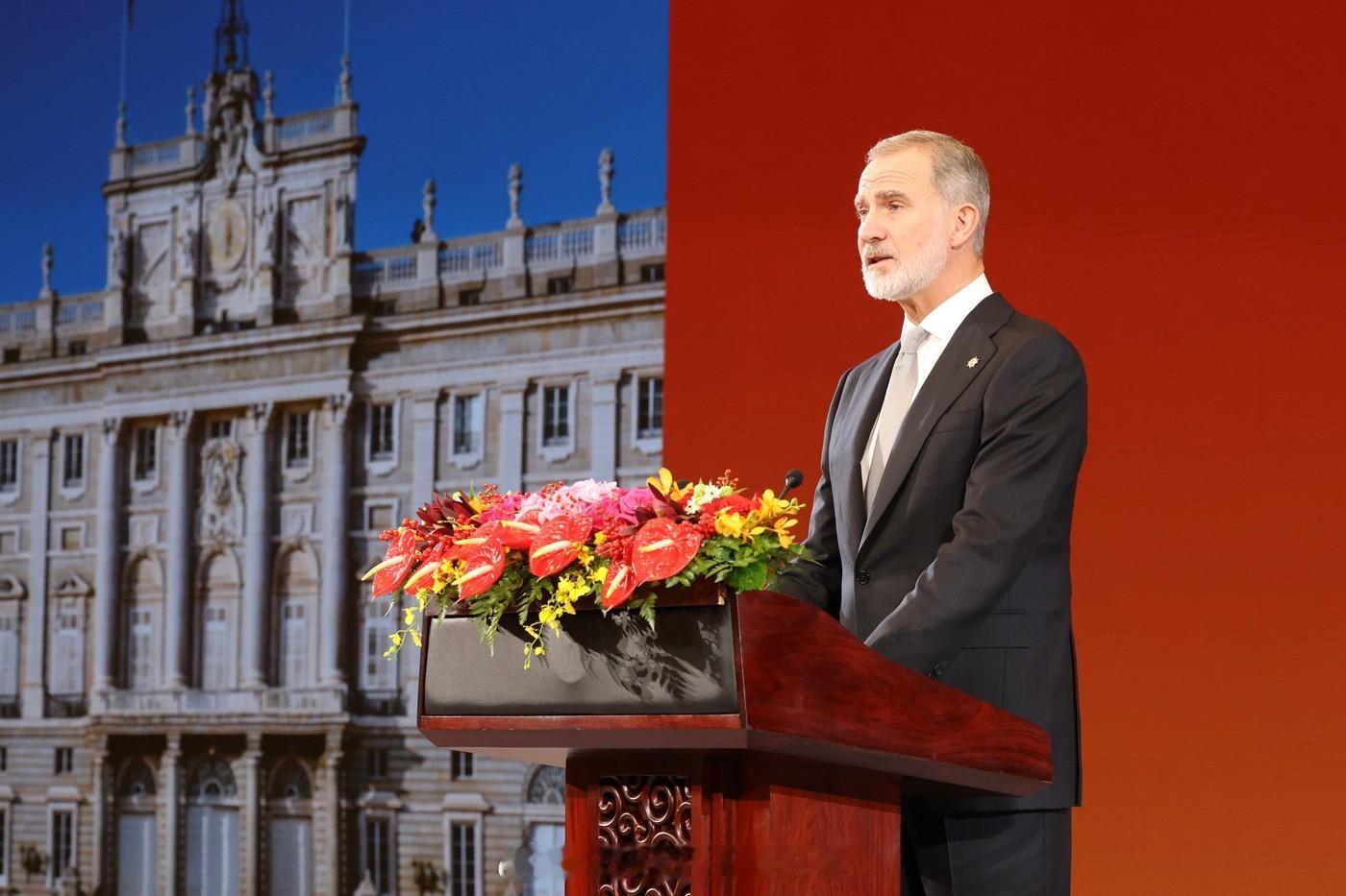 费6在晚宴上讲话，好大一个厅，讲话都有回声吧~【中国承载着古代文明的永恒遗产；