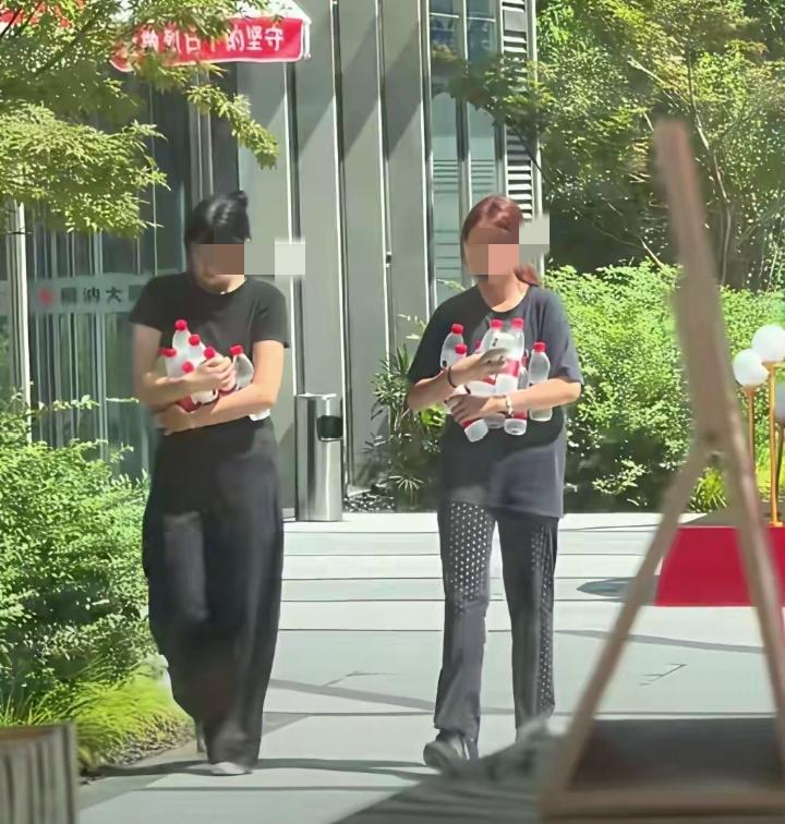 心寒！两名女子哄抢爱心冰柜，道歉赔偿后网友依旧不买账7月25日安徽宣城一段视