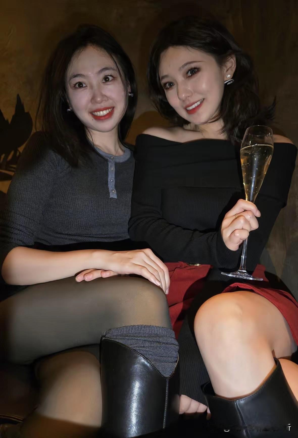 是两位美女但多了些风月气