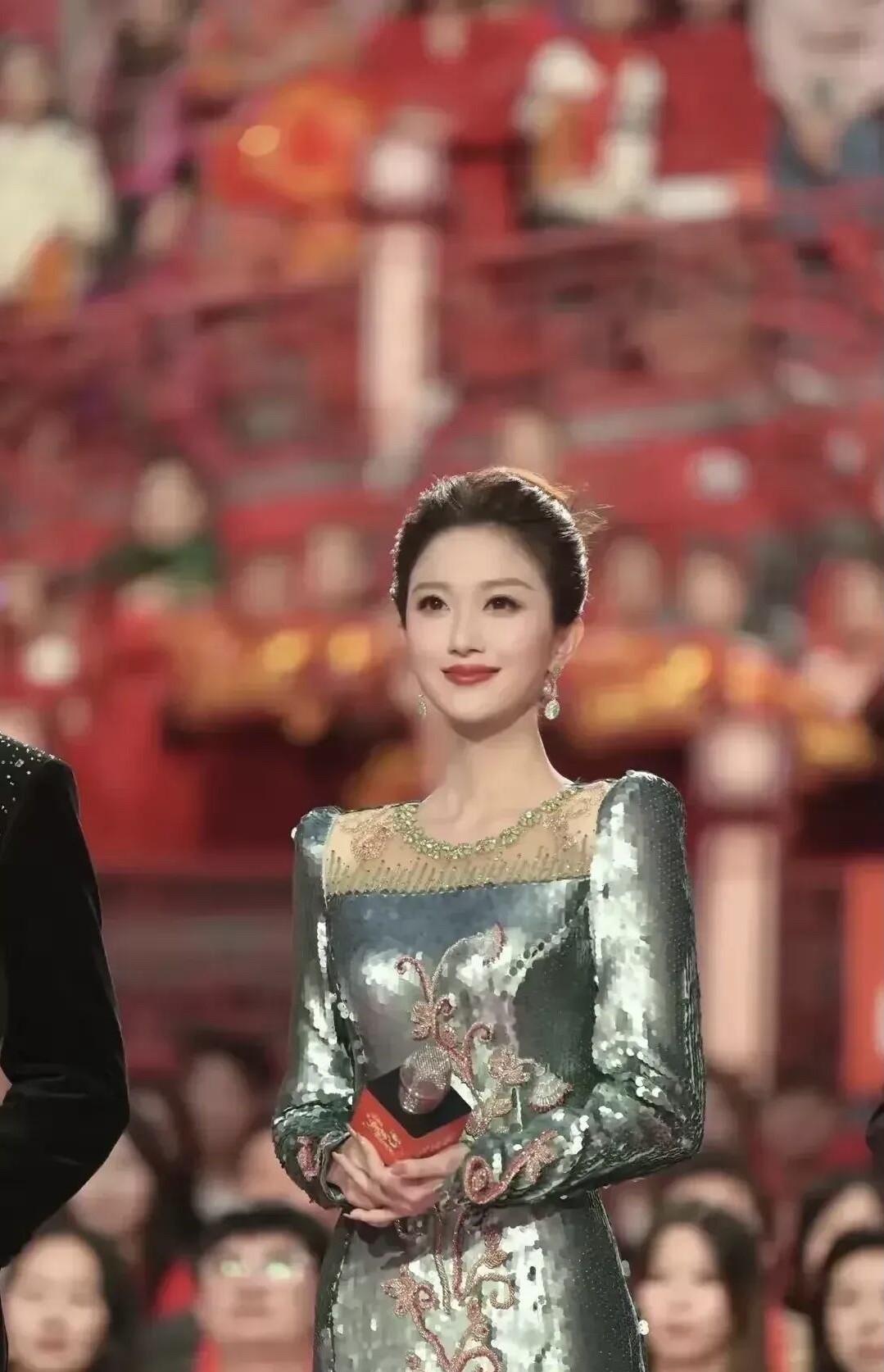照片中的主持人好美啊，她是比周涛都还要好看的一个，五官小巧却很大方，圆润的脸型，