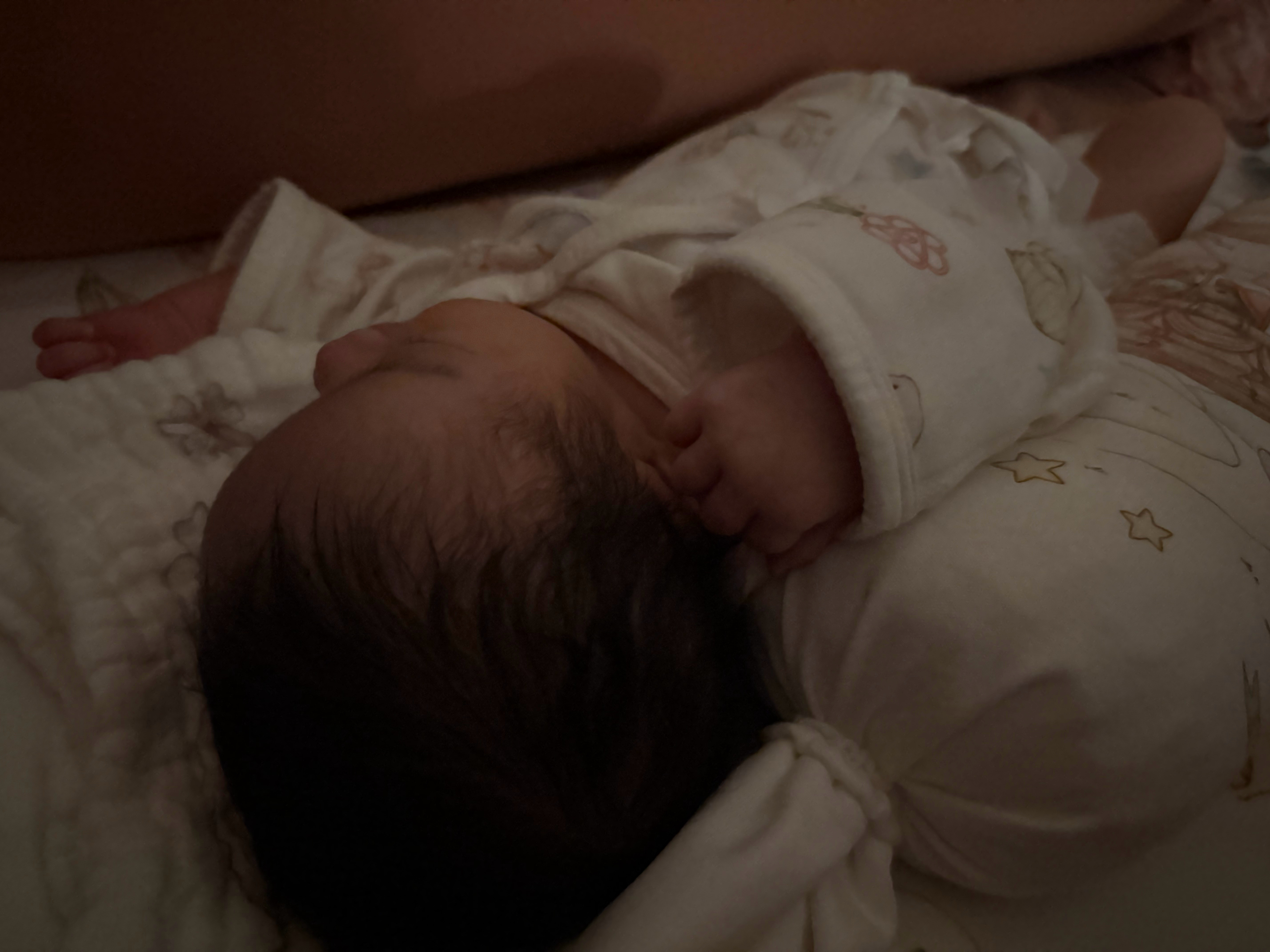 今天娃出息了，这点就给哄睡了～终于终于可以安静的玩会手机了。