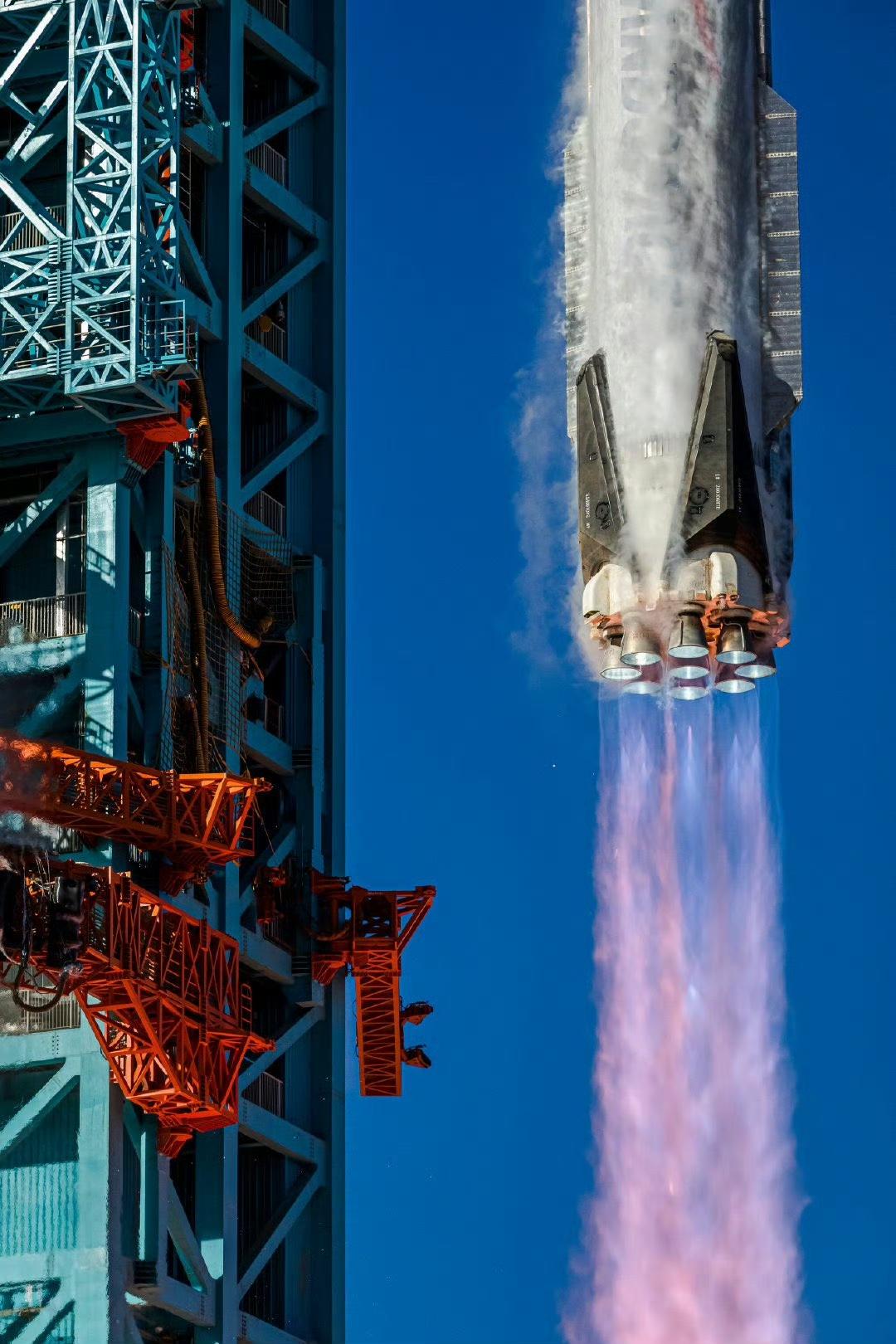 朱雀三号，甲烷尾焰。尾部的那几块黑色件，应该是落地时的回收支撑架。这尾焰，真