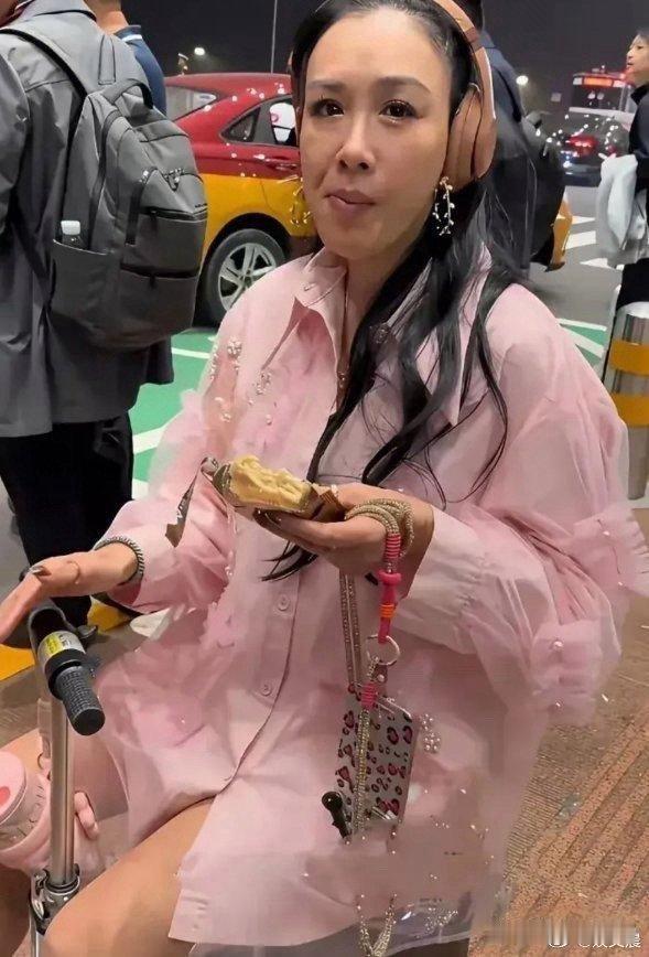 无滤镜下的钟丽缇状态好真实，岁月痕迹明显，真的老了不少，但依旧很有气场～