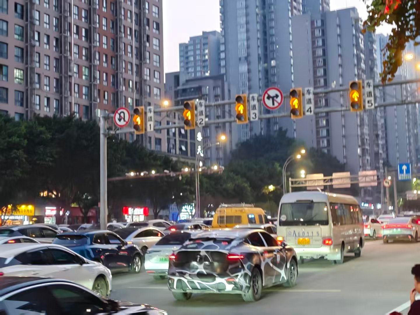 赛力斯赛豆ME7申报图曝光在重庆街头已经跑起来了，给大家看看，这次底盘认真搞了搞
