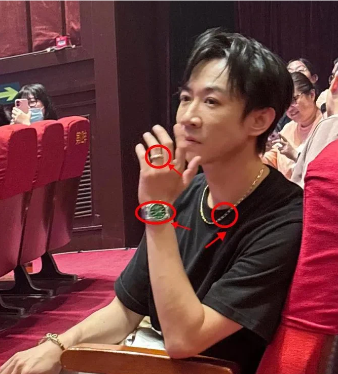 脖子上带着金链子，手上带着绿水鬼名表，金戒指，从远处看过去就是一个暴发户呀，一点