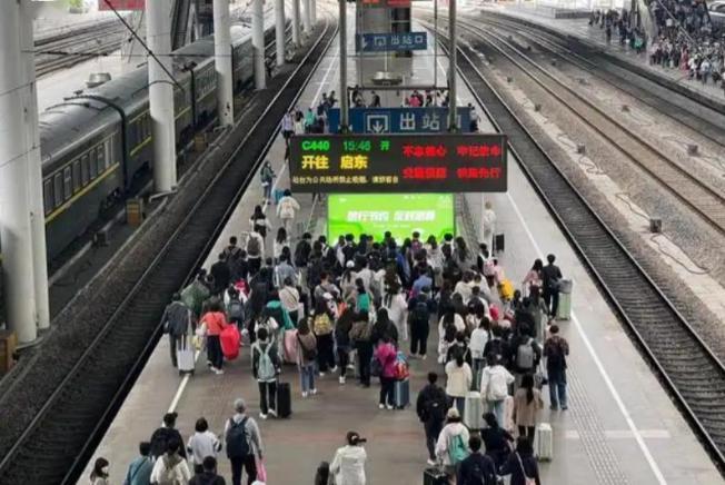 飞机没想到，高铁没想到，大巴更没想到，一年一度的春运开始，绿皮火车竟然一票难求！