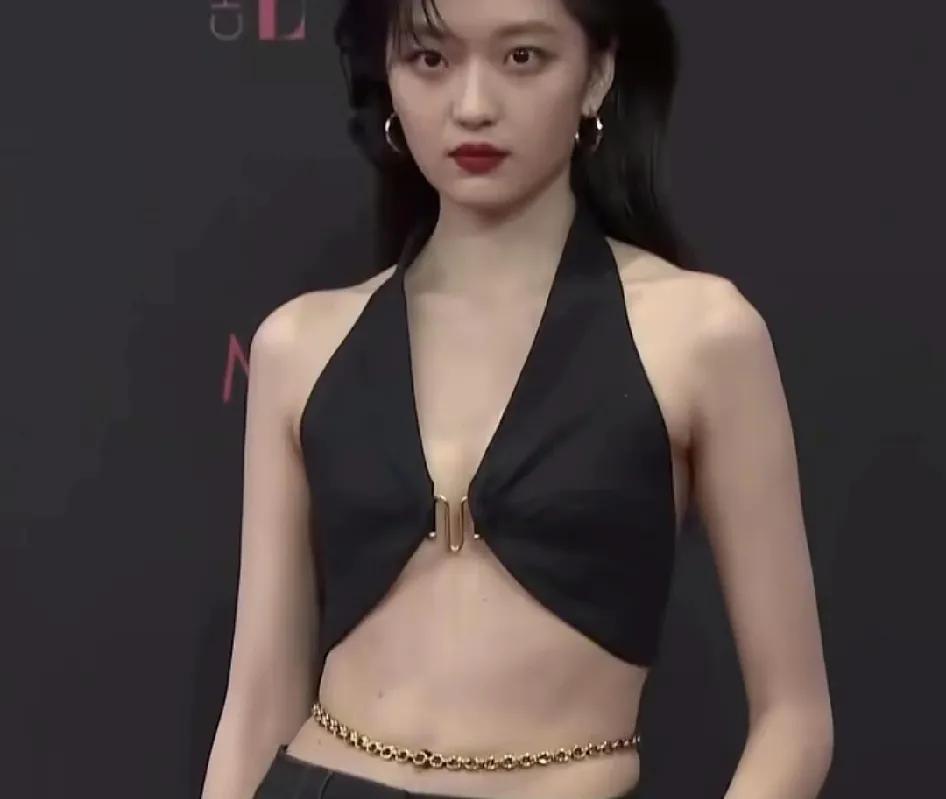 孙千火了，造型师火太旺了，这会又使劲给她作了。她出生东北，妈妈只是普通艾馆馆长