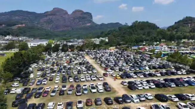 丹霞山: 我很火! 游客: 我满意!