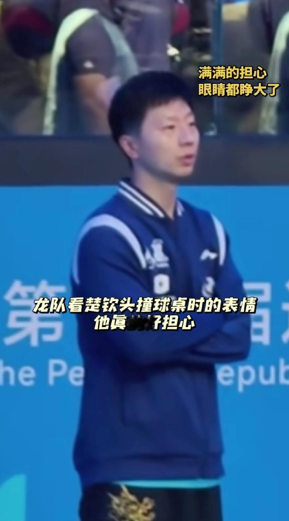 龙队的眼睛和嘴巴都张开了，他真的好担心。原来是看到大头不敌小胖，自责的用头撞击